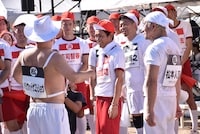 （手前左から）ハリウッドザコシショウ、ダウンタウン。