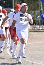 「イス取り合戦」に参加する、バイきんぐ西村。