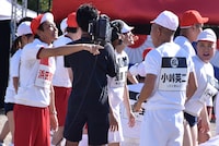 （手前左から）ダウンタウン浜田、バイきんぐ小峠ら。