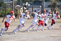 「イス取り合戦」のワンシーン。