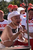 昼休憩前、飲食店のグルメレポートに臨むハリウッドザコシショウ。