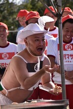 昼休憩前、飲食店のグルメレポートに臨むハリウッドザコシショウ。