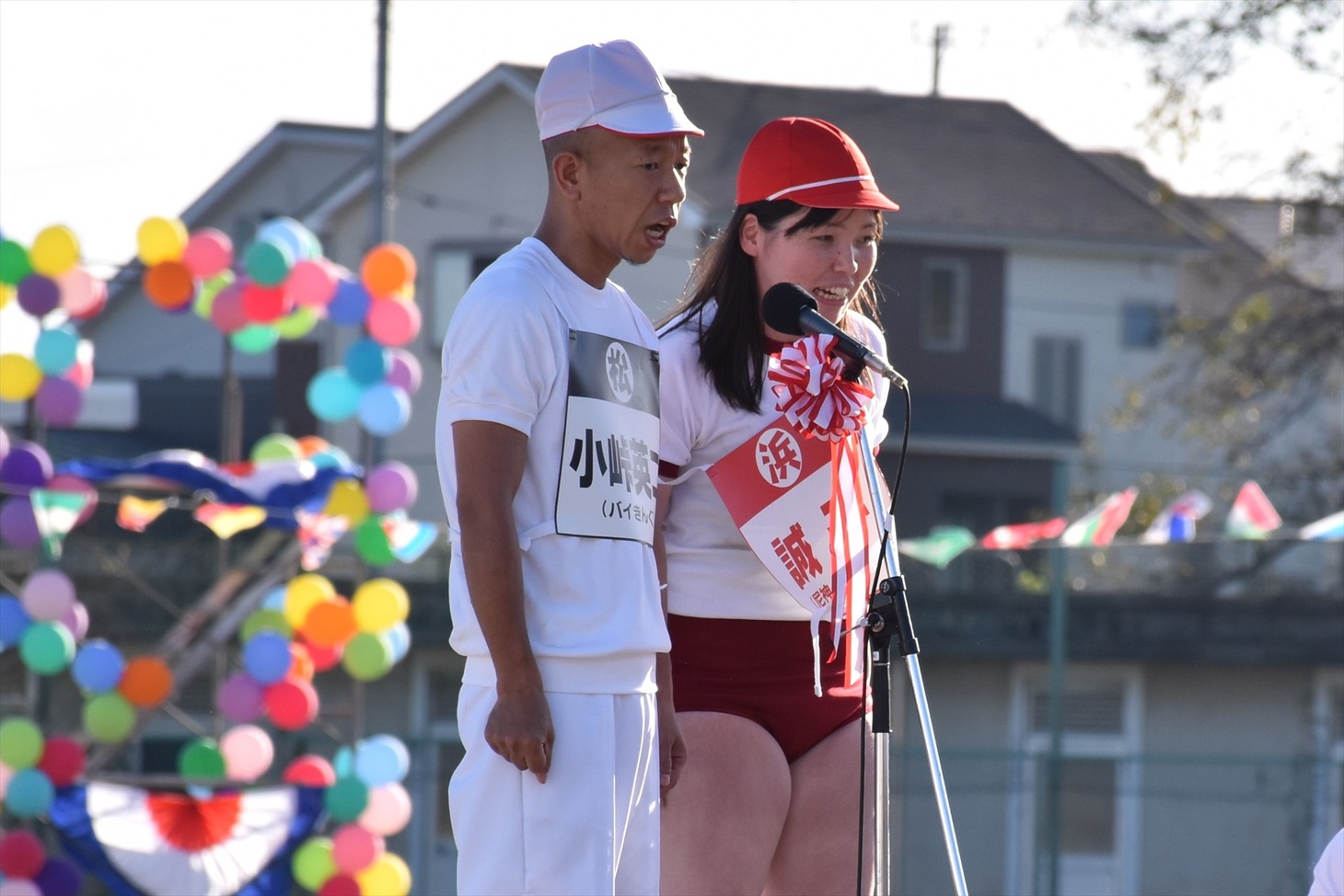 芸人同士による暴露コーナーで朝礼台に立つ（左から）バイきんぐ小峠、尼神インター誠子。