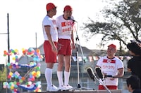 （左から）TKO木本、アンガールズ田中と、このコーナーを進行するケンドーコバヤシ。