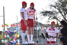 （左から）TKO木本、アンガールズ田中と、このコーナーを進行するケンドーコバヤシ。