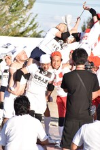 「リンカーン芸人大運動会2018」で「パンスト脱がし騎馬戦」に出場するダウンタウン（中央）ら。