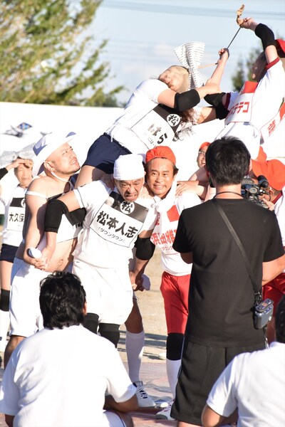 「リンカーン芸人大運動会2018」で「パンスト脱がし騎馬戦」に出場するダウンタウン（中央）ら。