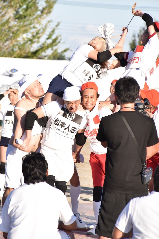 「リンカーン芸人大運動会2018」で「パンスト脱がし騎馬戦」に出場するダウンタウン（中央）ら。