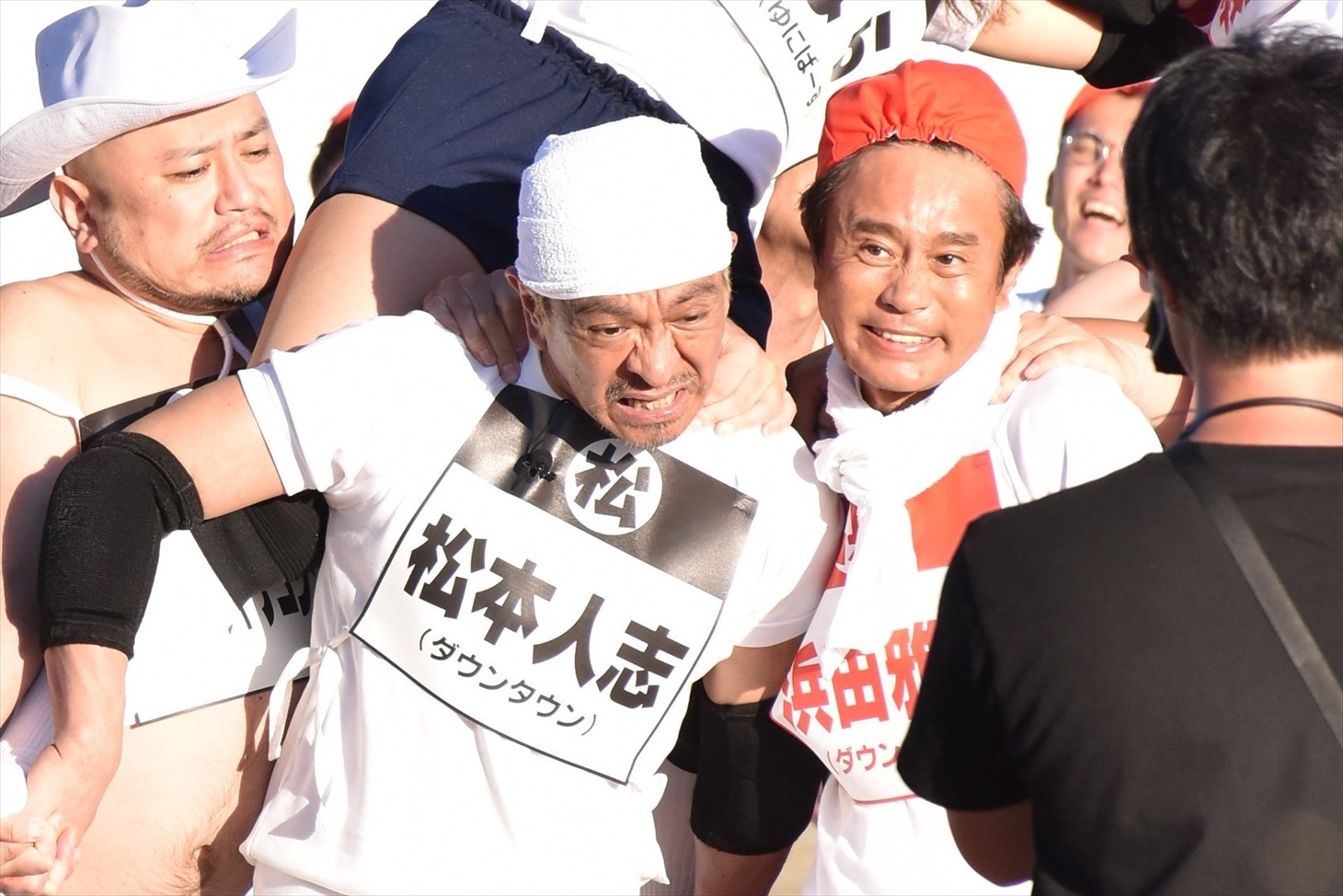 「パンスト脱がし騎馬戦」に出場するダウンタウン（中央）ら。