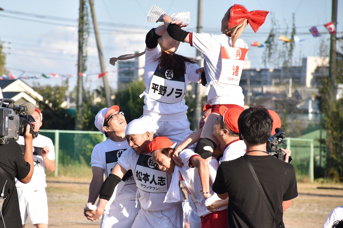 「パンスト脱がし騎馬戦」のワンシーン。