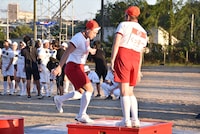 「華のステージ」に臨む（手前左から）オードリー春日、野性爆弾くっきー。