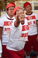 浜田組のダイアン津田（中央）ら。