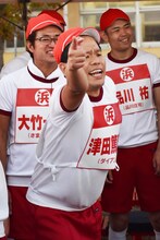 浜田組のダイアン津田（中央）ら。