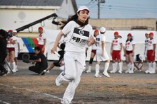 「チーム対抗リレー」で走る平野ノラ。