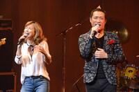 左から中村あゆみ、はなわ。