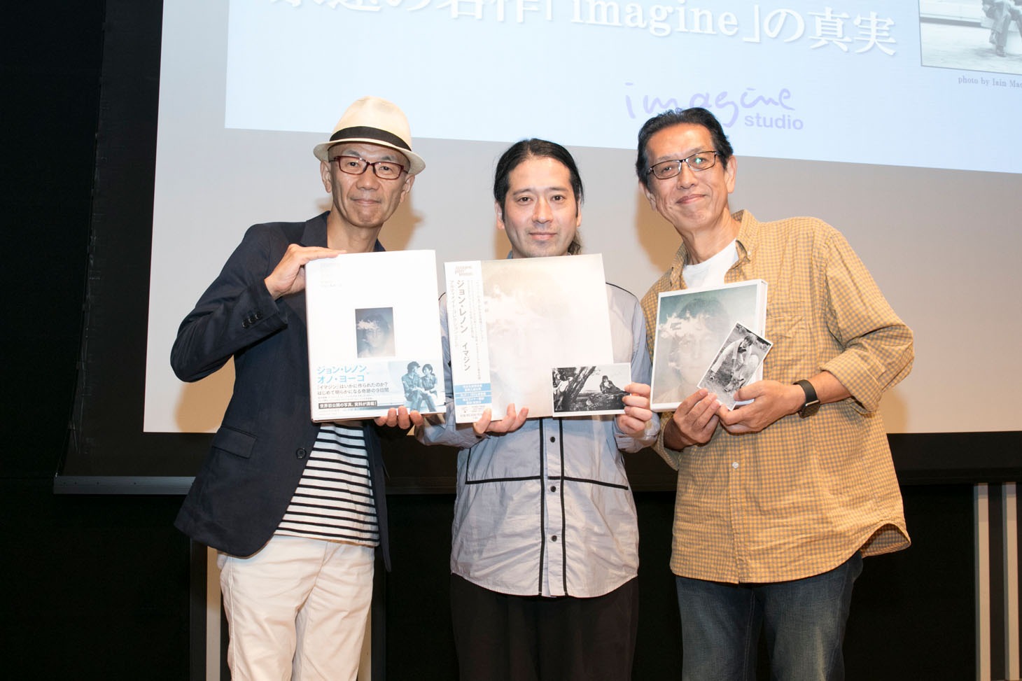 ピース又吉（中央）と音楽評論家の萩原健太（右）。左は進行役の上柳昌彦。