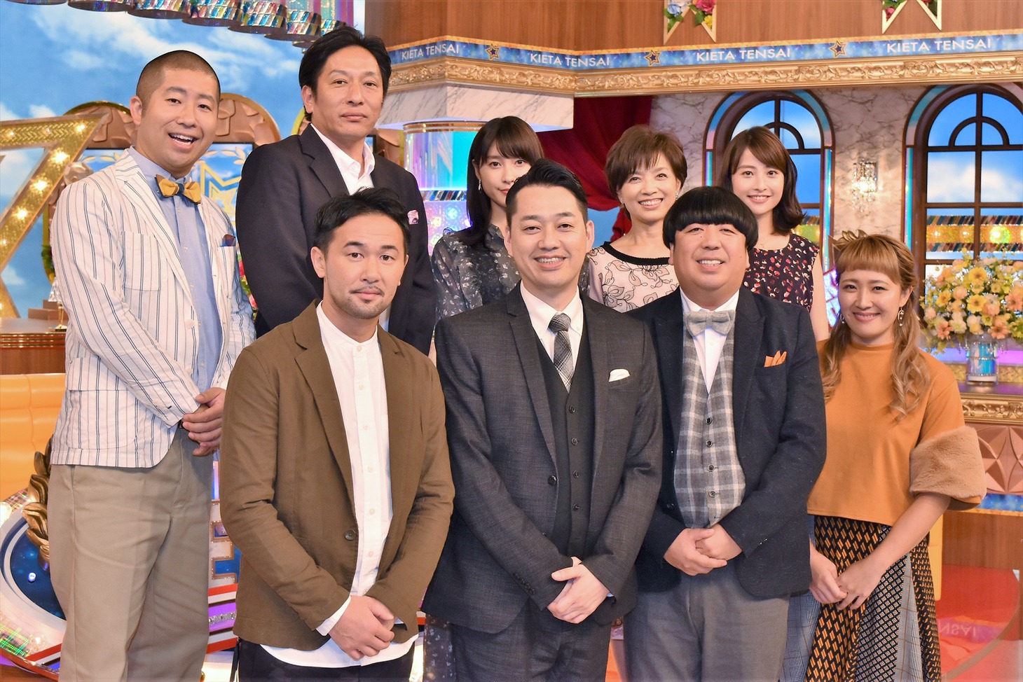 新番組「消えた天才」の初回スペシャルに出演するMCのバナナマン（前列中央）、番組レギュラーのハライチ澤部（後方左）ら。