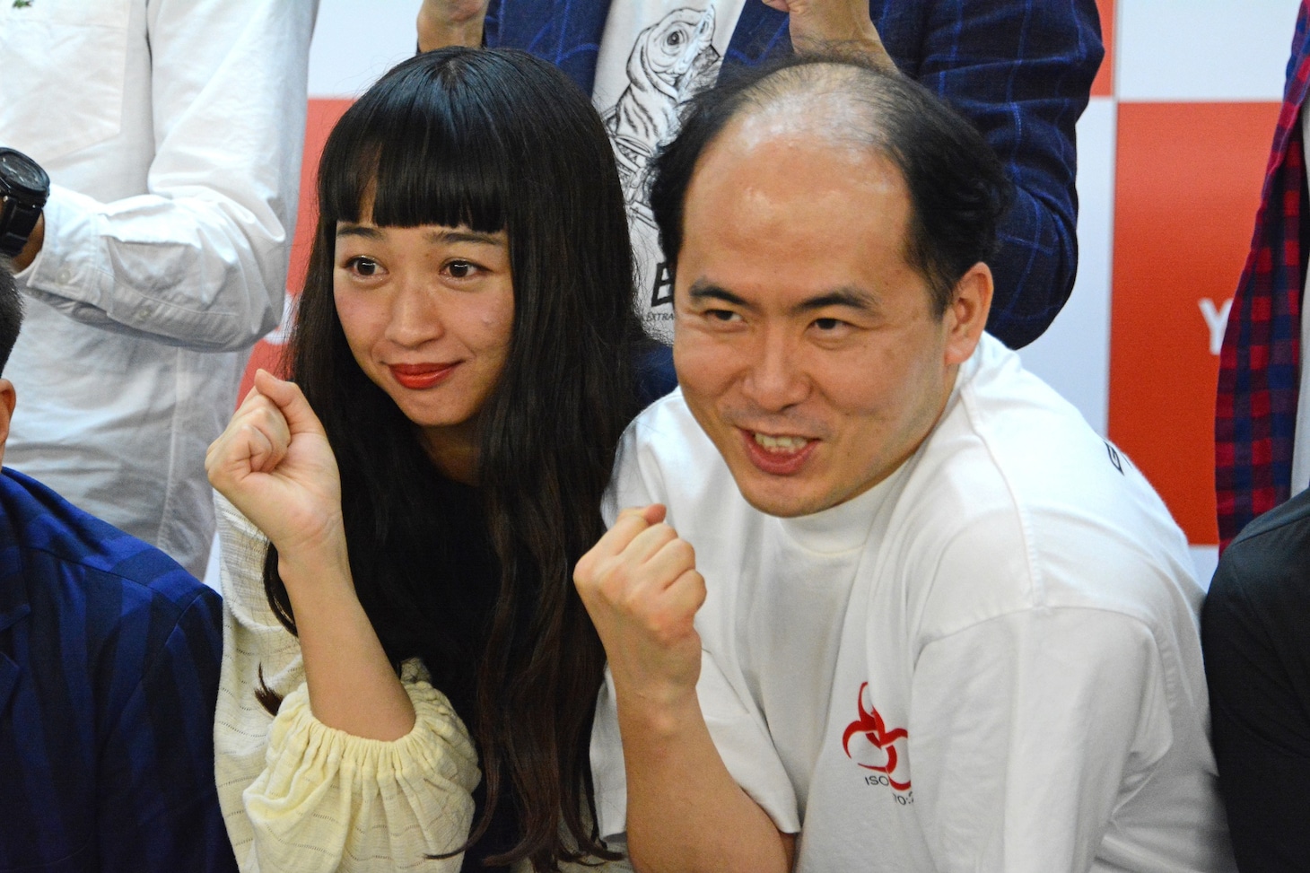 左からセンターを務める小川暖奈（スパイク）、斎藤司（トレンディエンジェル）。