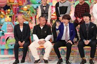（手前左から）バイきんぐ、三四郎。(c)テレビ朝日