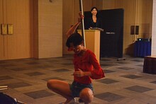 マスコミに向けてM字開脚をする牧野ステテコ。