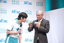 あばれる君（右）が飲む“激苦茶”の匂いを嗅いでみる田中圭（左）。