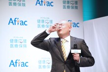 “激苦茶”を飲み干したあばれる君。