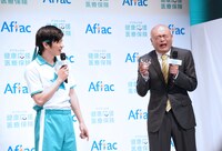 “激苦茶”を飲み干したあばれる君（右）。