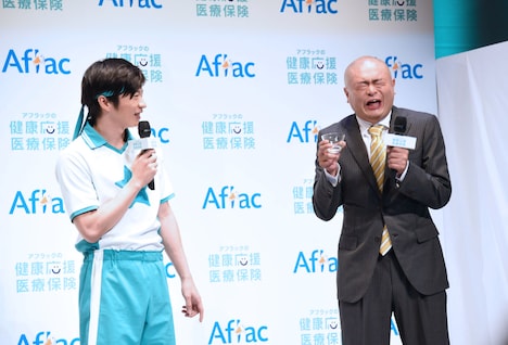 “激苦茶”を飲み干したあばれる君(右)。