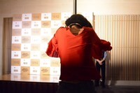 マスコミに向けて尻を振る牧野ステテコ。