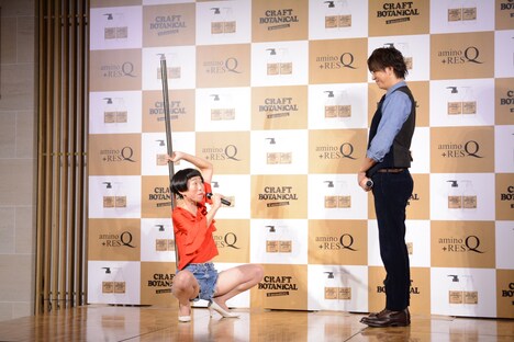 三浦翔平（右）を誘惑する牧野ステテコ（左）。