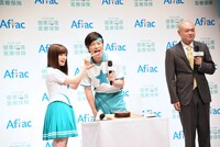 橋本環奈と田中圭のフォトタイム中、どんな顔をすればいいかわからなくなるあばれる君（右）。