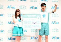 フォトセッションに臨む橋本環奈（左）と田中圭（右）。