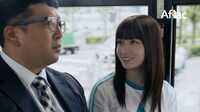 アフラックのCMで共演するWエンジン・チャンカワイ（左）と橋本環奈（右）。