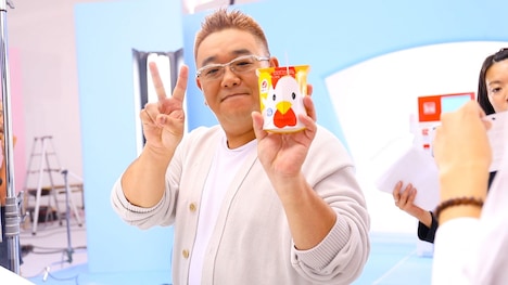 からあげクンを手にピースするサンドウィッチマン伊達。