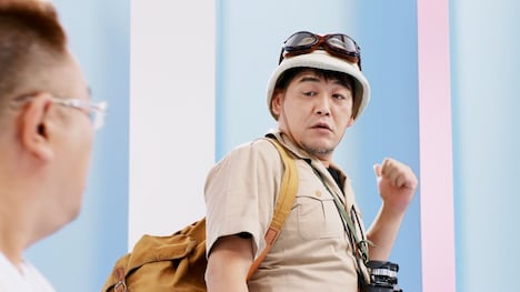 「ローソン銀行開業篇」より、探検家のような格好で銀行へ行こうとするサンドウィッチマン富澤（右）。