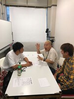 打ち合わせに臨むTKO木本、キャイ～ン・ウド鈴木、野性爆弾ロッシー（左から）。