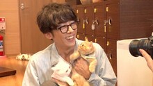 猫と触れ合う高橋一生。(c)フジテレビ