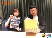「マイナビLaughter Night」にゲスト出演する南海キャンディーズ山里（右）。左は伊東楓アナ。