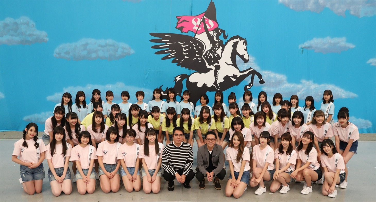 「ラストアイドル4thシーズン ラスアイ、よろしく！」MCのおぎやはぎ（中央）とラストアイドルのメンバーたち。(c)テレビ朝日