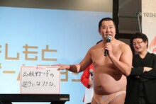 ゲームのアイデアをプレゼンするとにかく明るい安村。