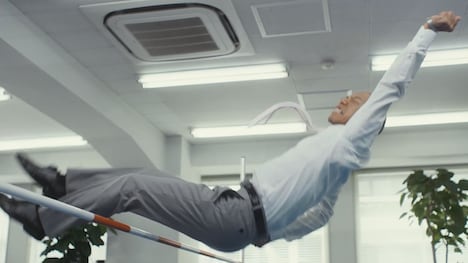 CM「適当な人事評価」編のワンシーン。