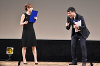 11組のネタを終えて泣き笑いの様子の南海キャンディーズ山里（右）。