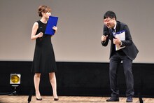 11組のネタを終えて泣き笑いの様子の南海キャンディーズ山里（右）。