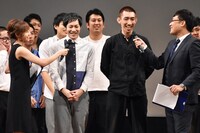 優勝が発表される前に、やさしいズ（中央）がインタビューを受ける様子。