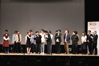 ライブ出演者が勢揃いしたトークのワンシーン。