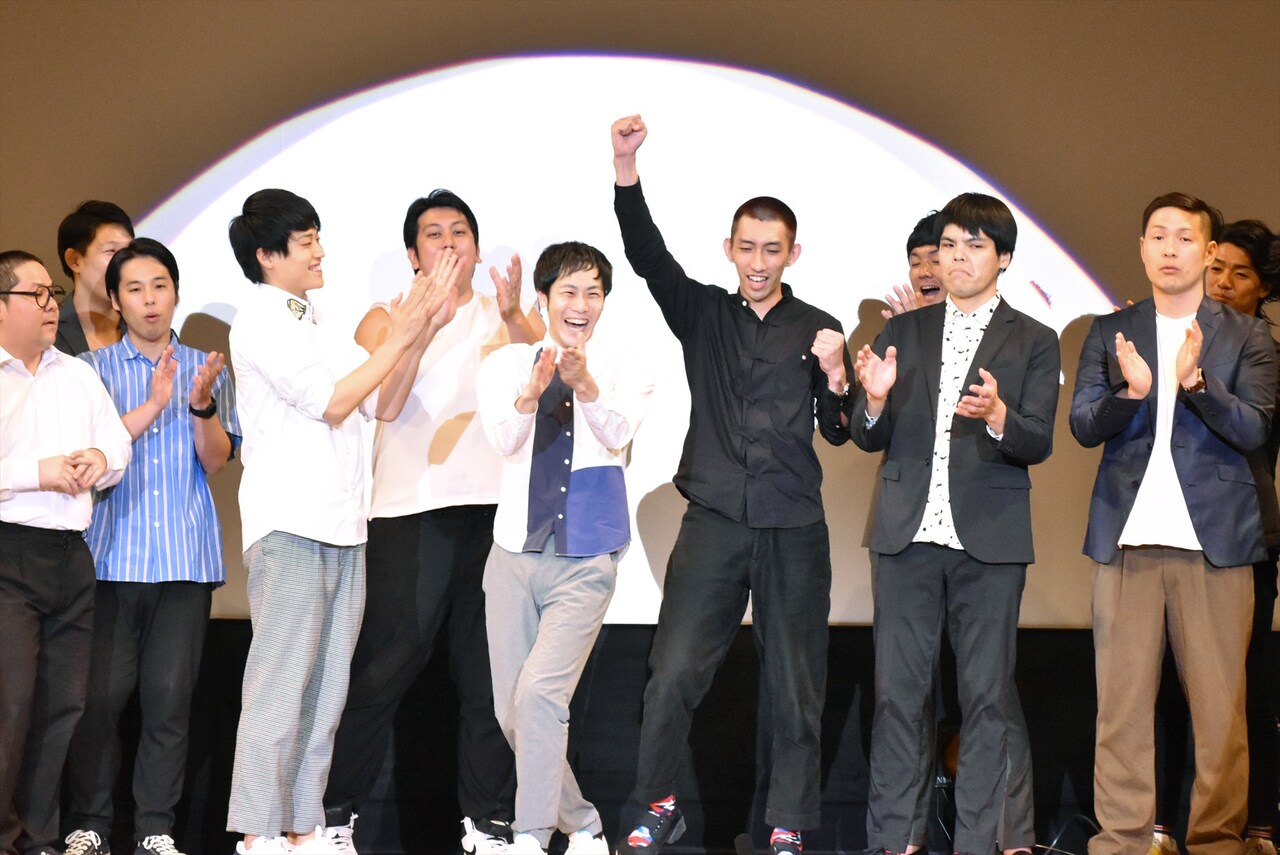 やさしいズ（中央）の優勝が発表された瞬間。