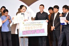 「TBSラジオ『マイナビLaughter Night』第4回チャンピオンLIVE」で優勝し、TBSラジオ冠特番の出演権を手にした、やさしいズ（中央）。