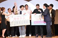TBSラジオの冠特番と優勝賞金100万円を手にする、やさしいズ。