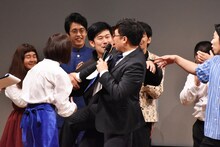 特に何も賞を手にすることができずに荒ぶる岡野陽一を南海キャンディーズ山里が制するワンシーン。