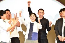 やさしいズ（中央）の優勝が発表された瞬間。(c)TBSラジオ